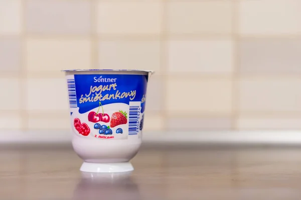 Poznan Polen 2017 Sontner Sahnejoghurt Mit Beeren Becher Auf Dem — Stockfoto