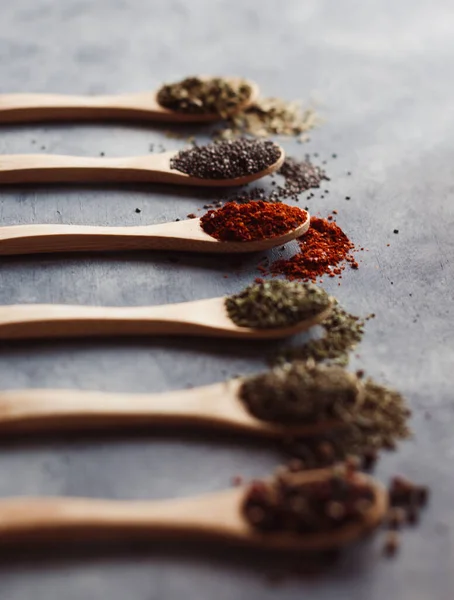 Függőleges Lövés Fűszerek Választéka Fából Készült Kanalakon Chia Paprika Petrezselyem — Stock Fotó