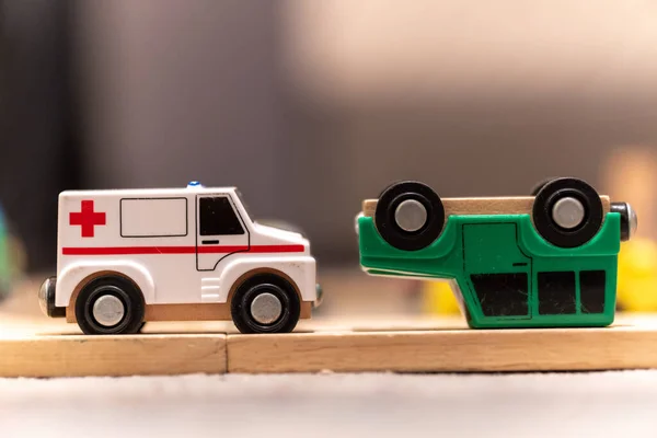 Вибірковий Знімок Фокусування Іграшкового Автомобіля Швидкої Допомоги Зеленого Автомобіля Догори — стокове фото