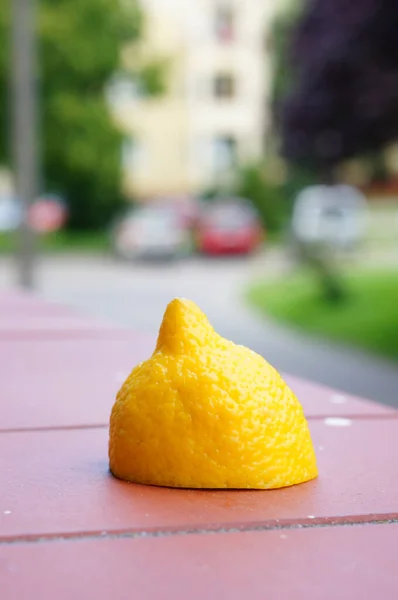 Вибірковий Фокус Зрізаному Лимоні Відкритому Столі — стокове фото