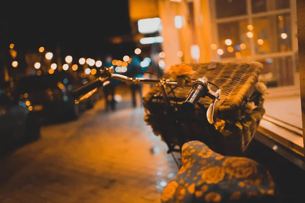 Tiro Seletivo Foco Uma Bicicleta Estacionada Com Uma Cesta Vime — Fotografia de Stock