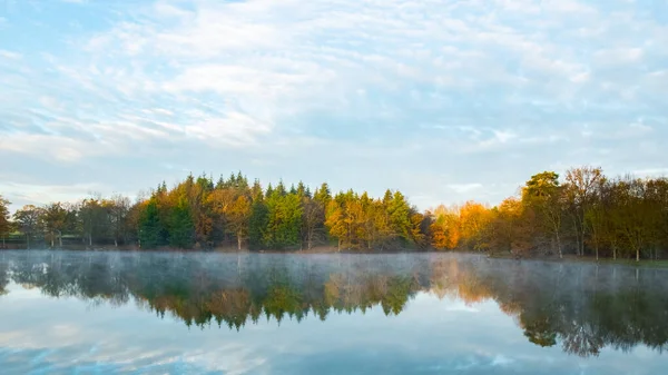 Jasné Jezero Odleskem Stromů Oblohy Chladném Jarním Dni — Stock fotografie