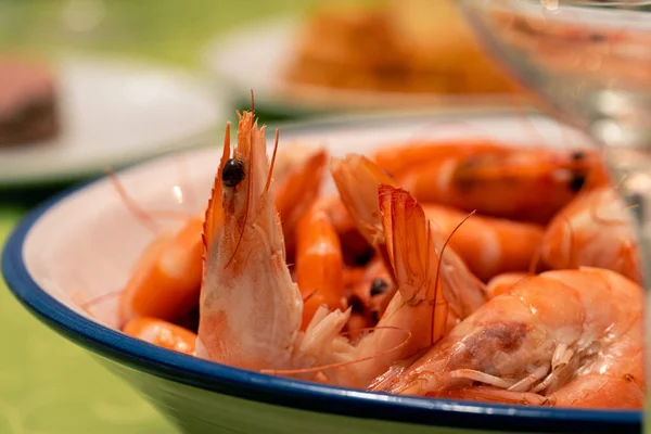 Gros Plan Crevettes Pour Dîner Sur Assiette — Photo