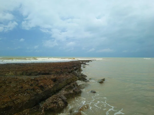 多云的大海下的岩石海岸 — 图库照片