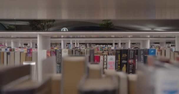 Uitzicht Tussen Planken Gevuld Met Boeken Gesloten Centrale Bibliotheek Oodi — Stockvideo