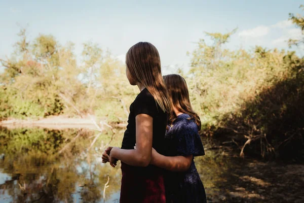 Plano Estados Unidos Oct 2019 Hermanas Abrazándose Naturaleza —  Fotos de Stock