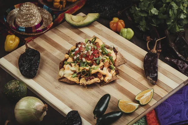 Egy Közeli Felvétel Hagyományos Mexikói Nachos Marhahús Sajt Zöldség Tortilla — Stock Fotó