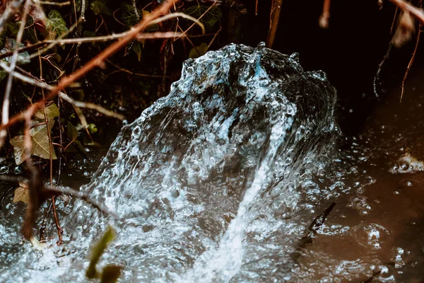 小川の水のスプラッシュのクローズアップショット — ストック写真