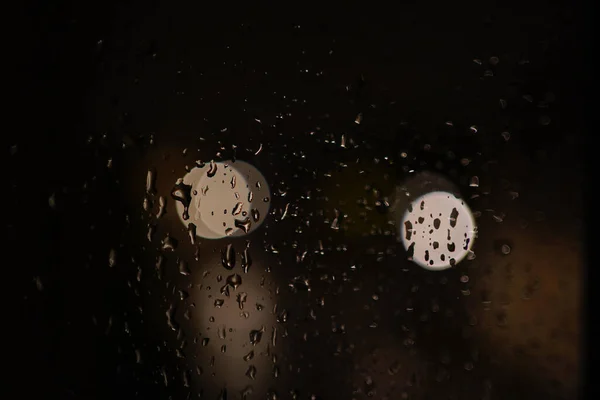 Close Gotas Chuva Uma Janela Carro Com Luzes Refletidas — Fotografia de Stock