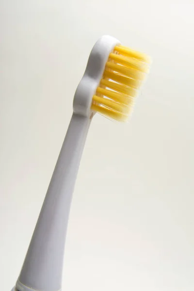 Eine Vertikale Nahaufnahme Einer Weißen Zahnbürste Isoliert Auf Einem Weißen — Stockfoto