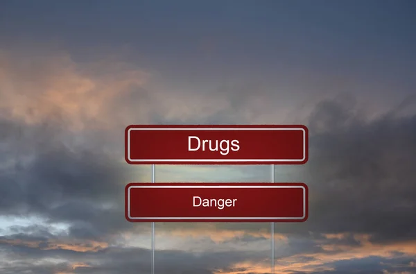 Ein Rotes Drogen Und Gefahrenstraßenschild Mit Dem Dunklen Abendhimmel Hintergrund — Stockfoto