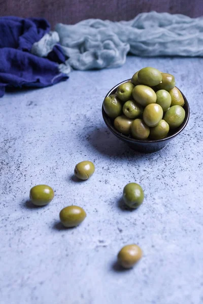 Ein Vertikaler Schuss Grüner Oliven Auf Einem Tisch Und Einer — Stockfoto