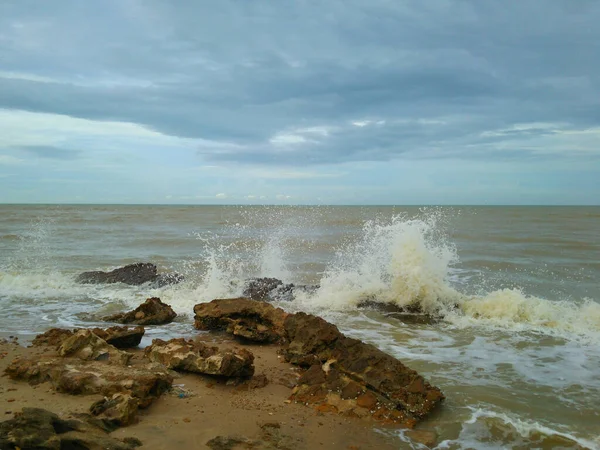 Die Wellen Des Meeres Krachen Auf Felsen Unter Dem Wolkenhimmel — Stockfoto