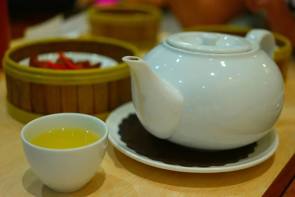 Nahaufnahme Einer Tasse Tee Neben Einem Wasserkocher — Stockfoto