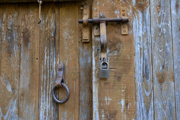 一把装有老式锁的木门 — 图库照片