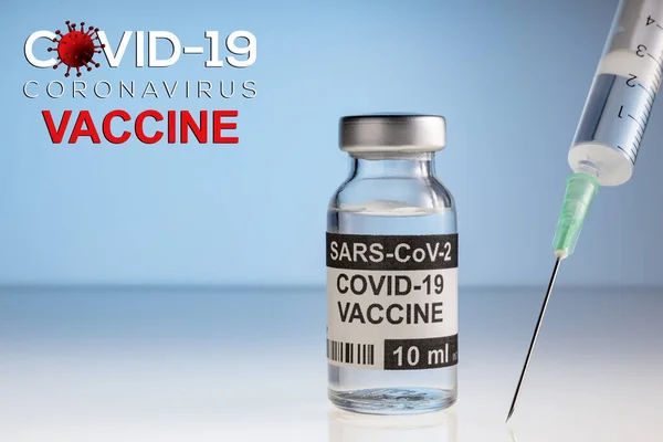 Coronavirus Vakcina Üvegpalackban Élénk Kék Hátterű Fecskendővel — Stock Fotó