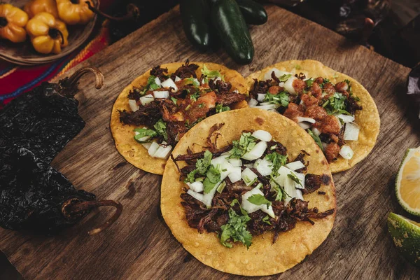 Primer Plano Deliciosos Tacos Mexicanos Con Carne Res Queso Verduras — Foto de Stock