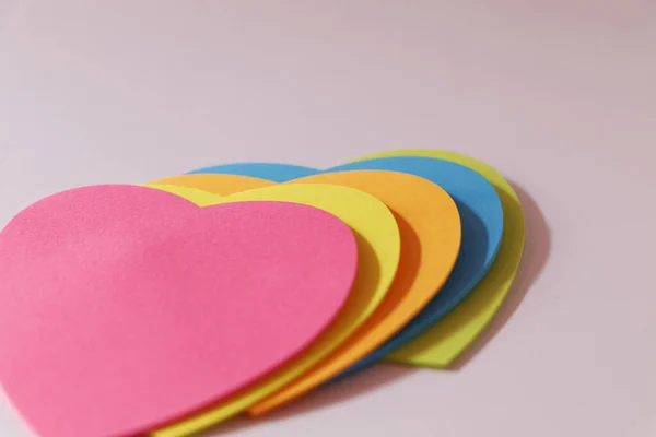 Masanın Üzerinde Renkli Kalp Şeklinde Kağıt Çıkartmalar Var — Stok fotoğraf