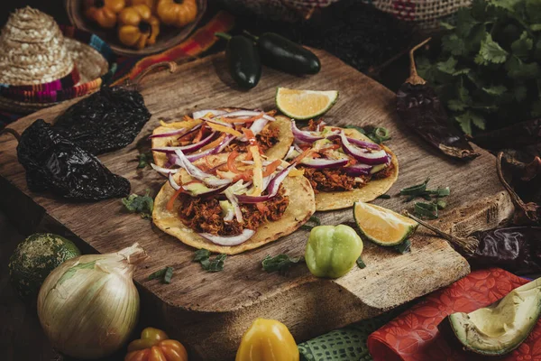 Zbliżenie Pyszne Meksykańskie Tacos Wołowiną Serem Warzywami Desce Krojenia — Zdjęcie stockowe