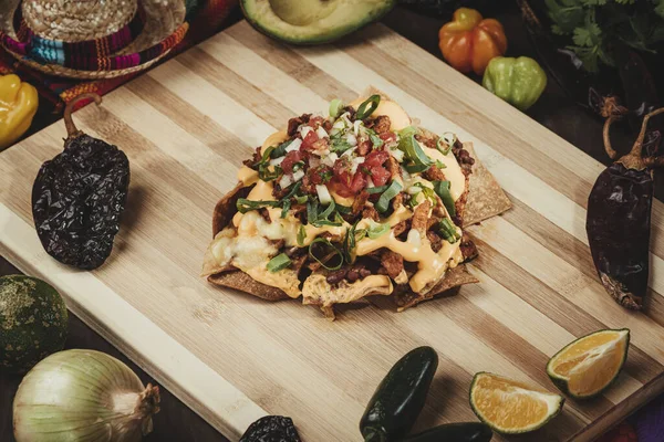 Een Close Shot Van Traditionele Mexicaanse Nacho Met Rundvlees Kaas — Stockfoto