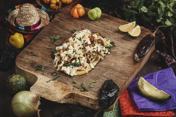 Een High Angle Shot Van Een Heerlijke Mexicaanse Naan Pizza — Stockfoto