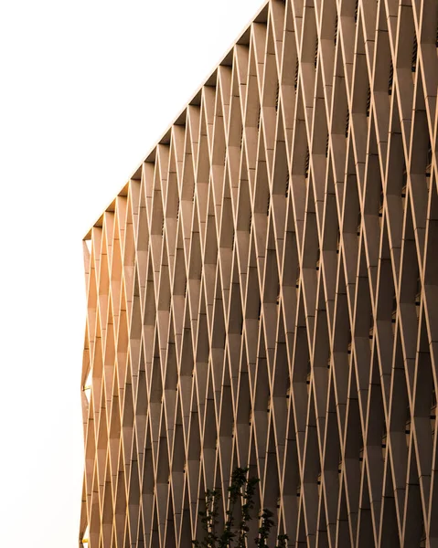 Een Verticaal Shot Van Een Gebouw Met Een Geometrische Desig — Stockfoto