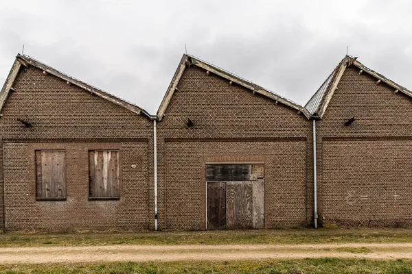 Övergiven Fabriksbyggnad Mot Den Molniga Himlen — Stockfoto