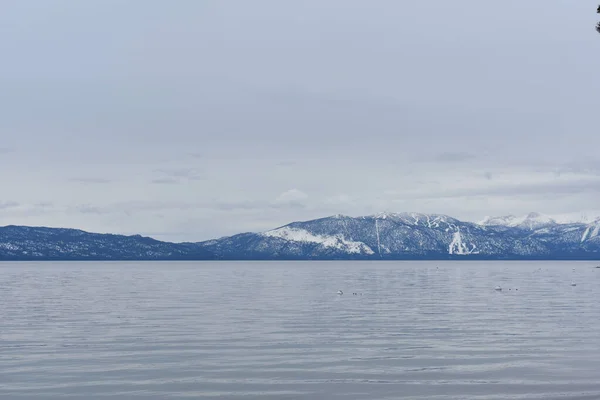 Vacker Bild Sjön Tahoe Nära Snötäckta Berg — Stockfoto