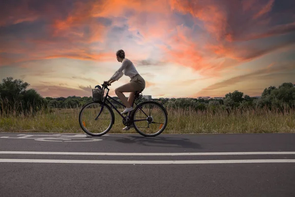 Pozna Poland Aug 2020 Silhouette Young Woman Bicycle Outdoor — Stock Photo, Image