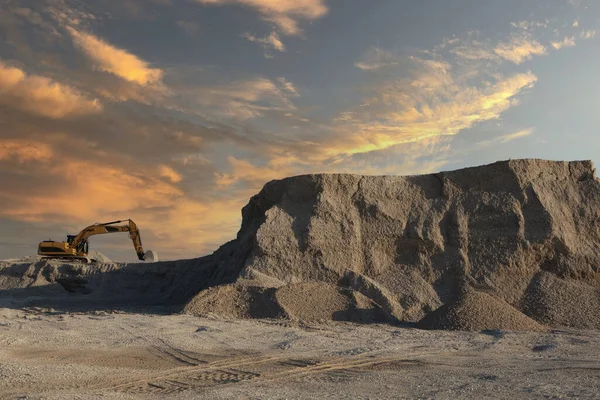 在夕阳西下的工业场地上工作的大型挖掘机 — 图库照片