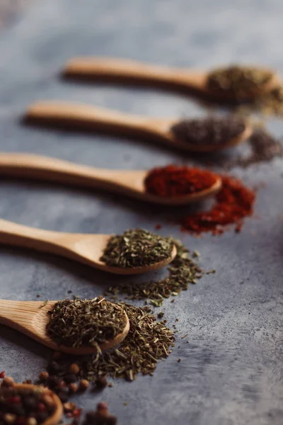 Függőleges Lövés Választéka Fűszerek Kanalakat Chia Paprika Petrezselyem Rozmaring Teák — Stock Fotó