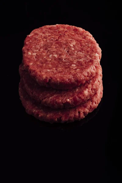 Een Verticaal Close Shot Van Een Stapel Rauwe Burger Pasteitjes — Stockfoto