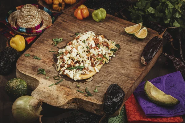 Een High Angle Shot Van Een Heerlijke Mexicaanse Naan Pizza — Stockfoto