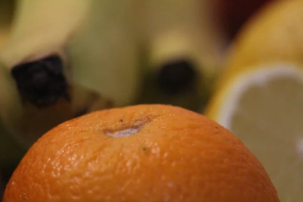 Primer Plano Una Naranja Con Otras Frutas —  Fotos de Stock