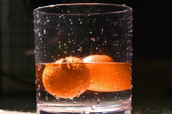 Focus Selettivo Bicchiere Acqua Con Frutta — Foto Stock
