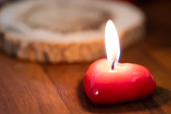 Selektive Fokusaufnahme Einer Roten Valentinskerze Auf Einem Hölzernen Hintergrund — Stockfoto