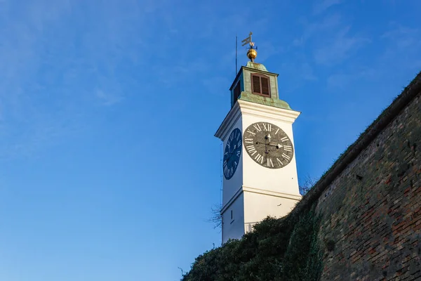 Una Toma Ángulo Bajo Una Torre Blanca Con Gran Reloj —  Fotos de Stock