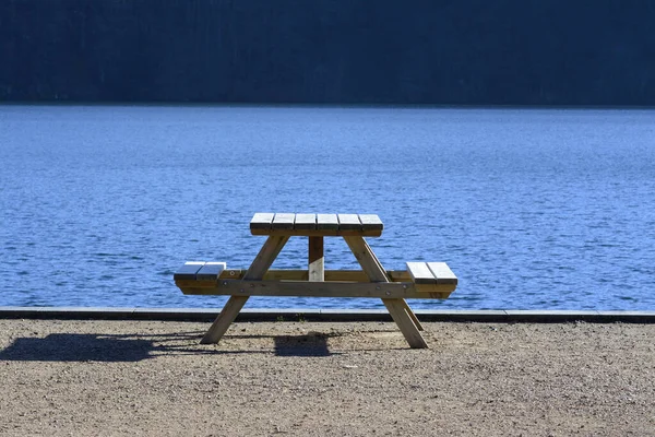 Ein Picknicktisch Der Nähe Des Schwimmbades — Stockfoto