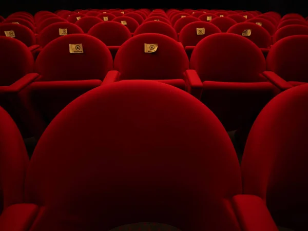 Ein Saal Mit Leeren Roten Stühlen Soziale Distanzierung Mit Schildern — Stockfoto