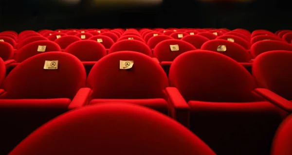 Ein Saal Mit Leeren Roten Stühlen Soziale Distanzierung Mit Schildern — Stockfoto