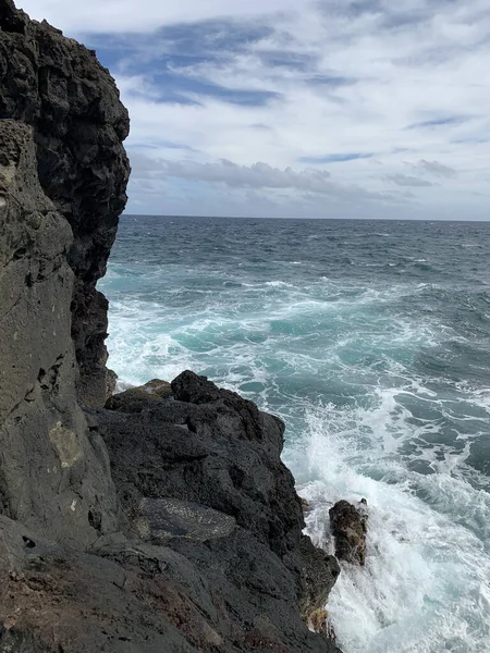 在夏威夷岛毛伊岛的海岸线上 海浪冲撞着火山岩景观 — 图库照片