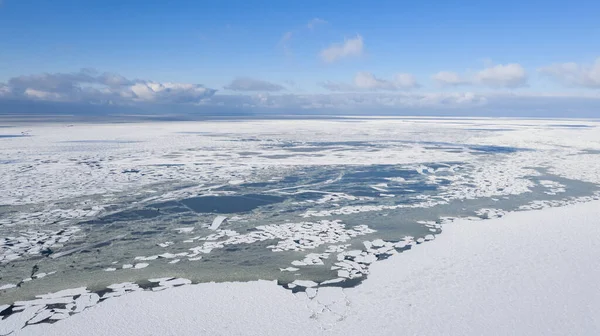Широкоугольный Объектив Снимок Снежных Пейзажей Льдов Море Облачным Голубым Небом — стоковое фото