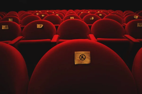 Ein Saal Mit Leeren Roten Stühlen Soziale Distanzierung Mit Schildern — Stockfoto