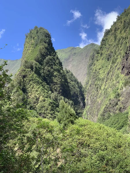 Close Uma Paisagem Montanha Rochosa Vulcânica Verde Ilha Maui Havaí — Fotografia de Stock