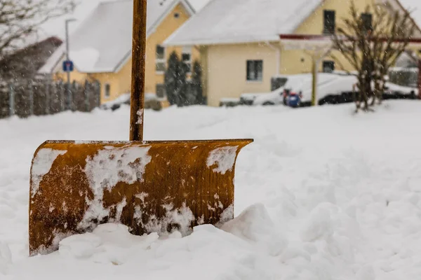 Una Pala Neve Legno Piedi Enorme Mucchio Neve Simboleggia Masse — Foto Stock