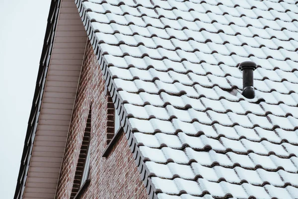 Taket Ett Hus Täckt Snö Vintern — Stockfoto