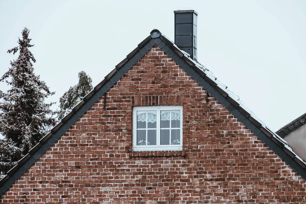 Den Sovsal Taket Ett Hus Med Skorsten Vintern — Stockfoto