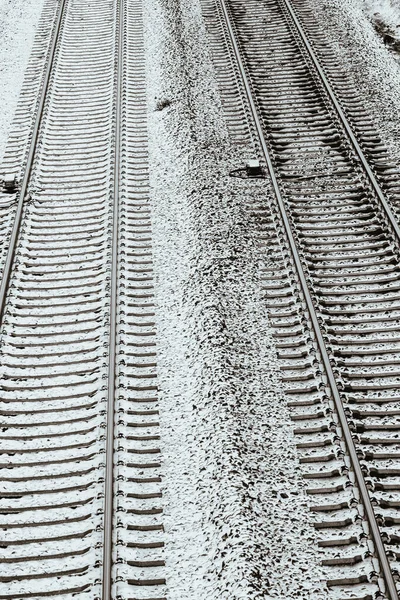 Vertikal Över Rälsen Ett Tåg Täckt Snö Vintern — Stockfoto