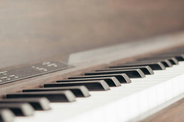 黒と白のピアノキーの選択的フォーカスショット — ストック写真