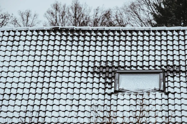 Taket Ett Hus Täckt Snö Vintern — Stockfoto